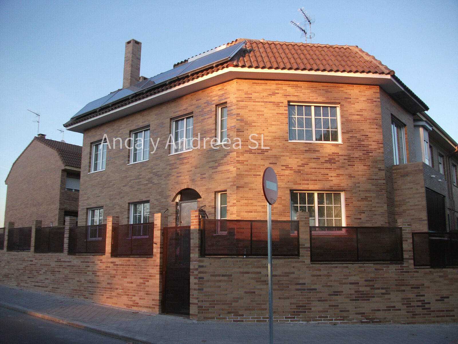 Vivienda con reforma y acabados interiores realizado por Anca y Andreea SL