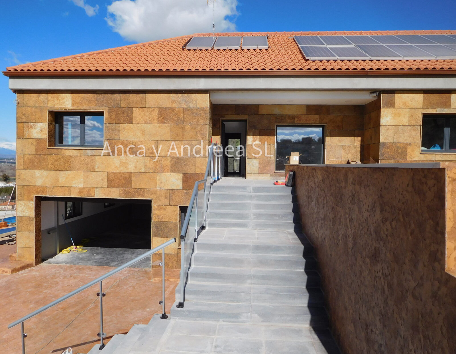 Vivienda unifamiliar con piscina y exteriores realizado por Anca y Andreea SL