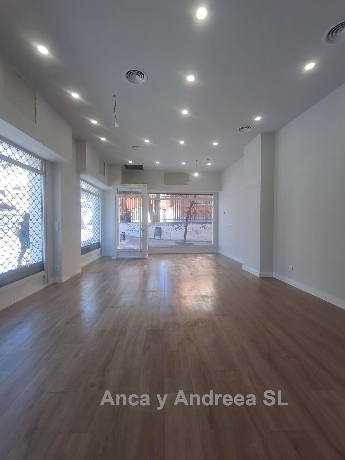 Reforma de oficina realizado por Anca y Andreea SL