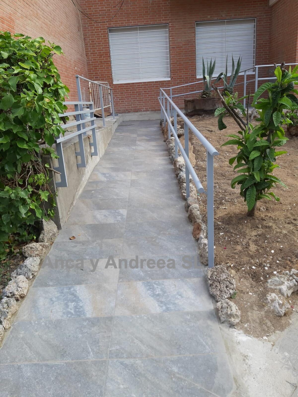 Construcción de rampa accesible en portal realizado por Anca y Andreea SL